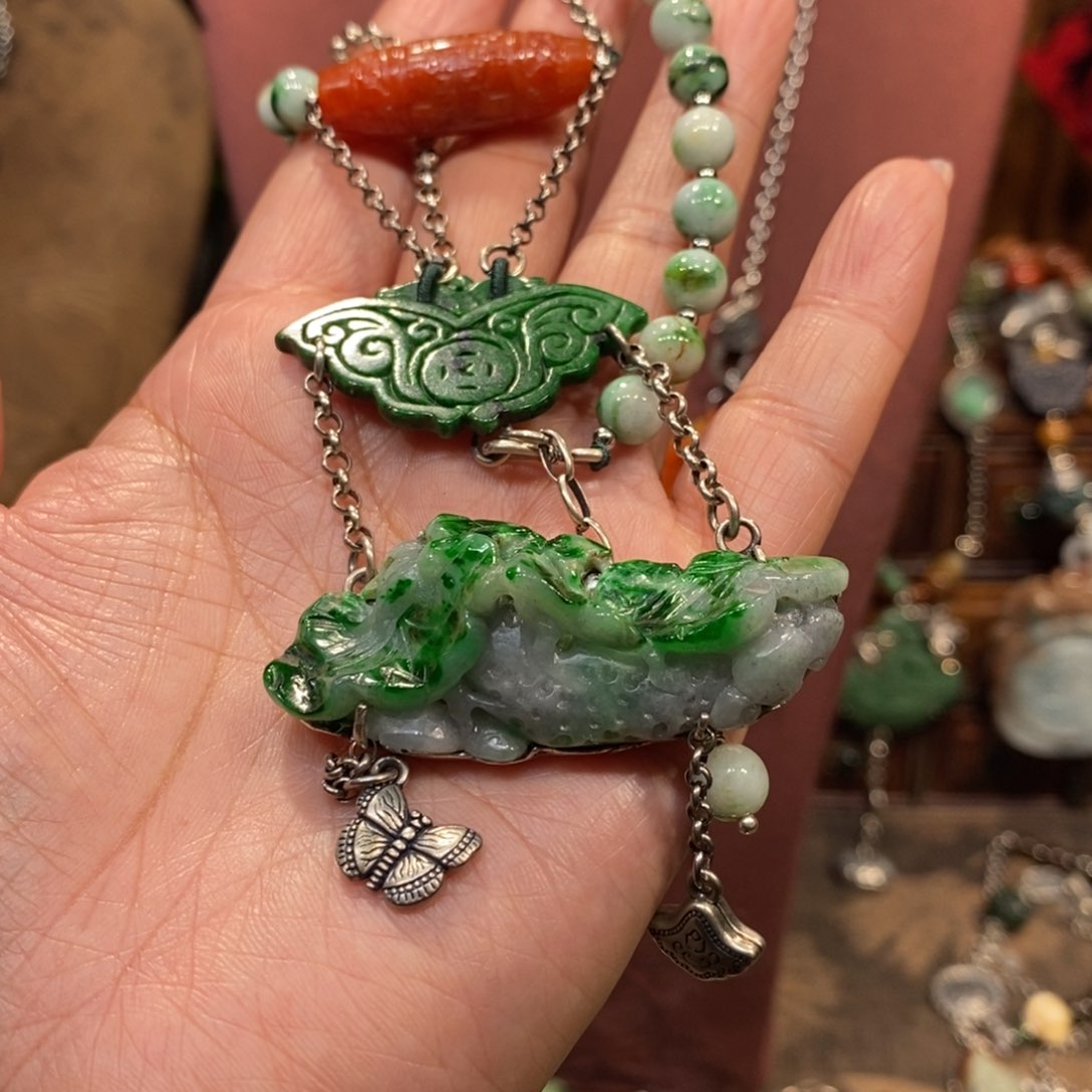 翡翠吊坠(赠链)未镶嵌