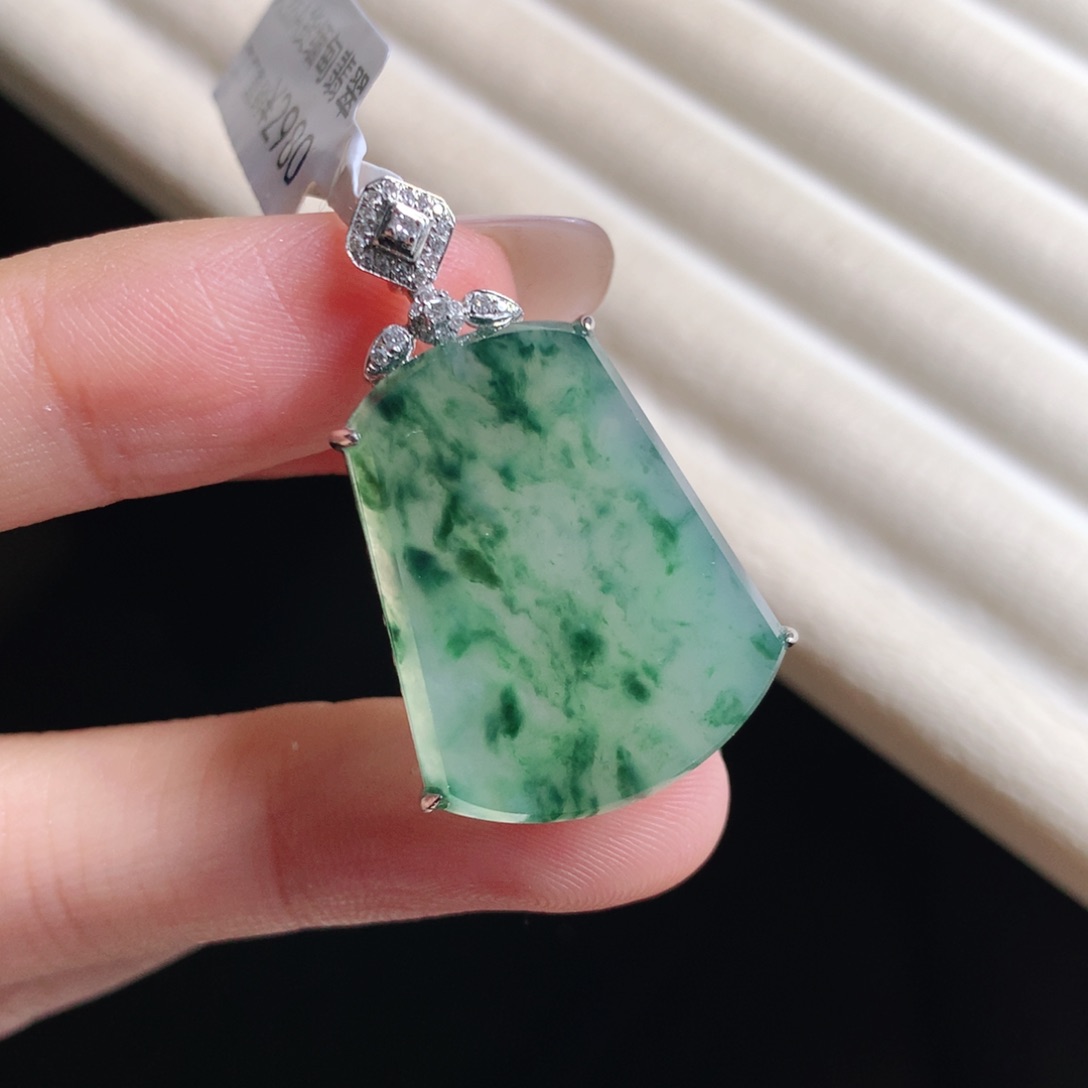 翡翠颈饰18K金镶嵌无事牌