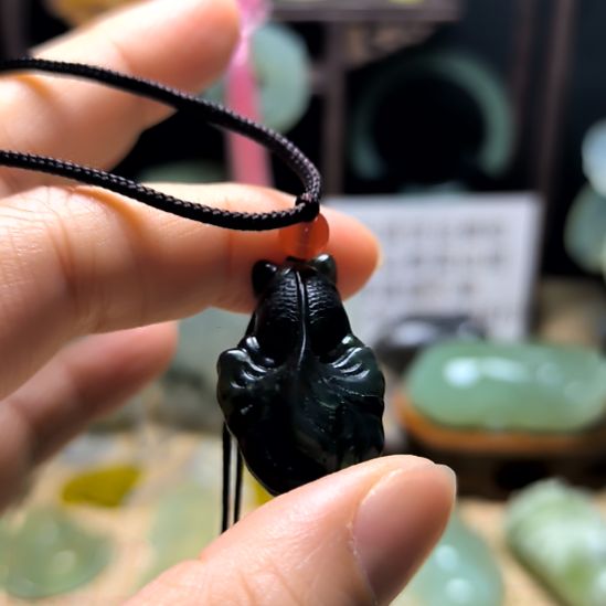 秋***洋蛇纹石玉未镶嵌颈饰