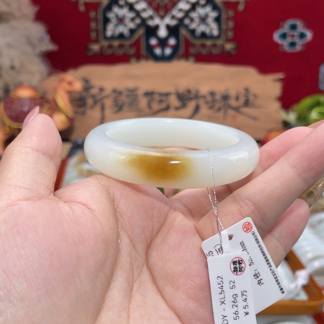 未镶嵌手镯和田玉优雅一口糖手镯