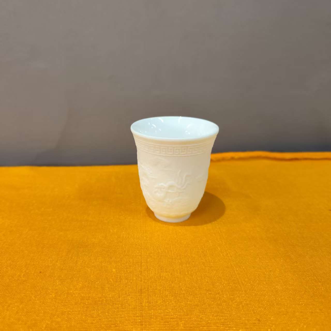 景德镇陶瓷纯白釉雕刻主人杯