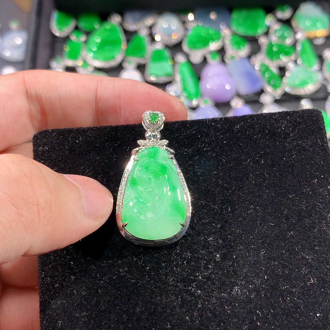 翡翠18K金镶嵌颈饰