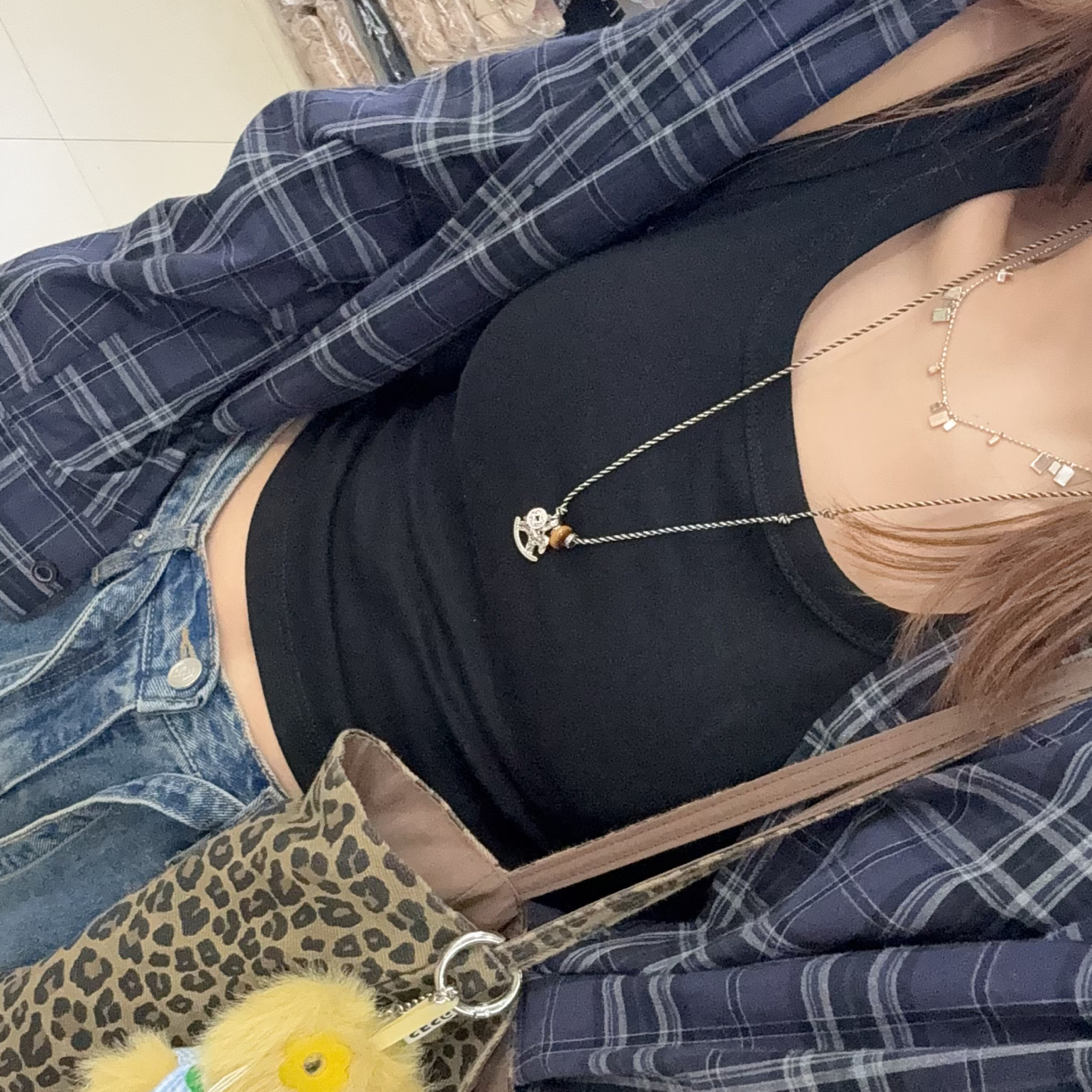 黑色自己留背心，带