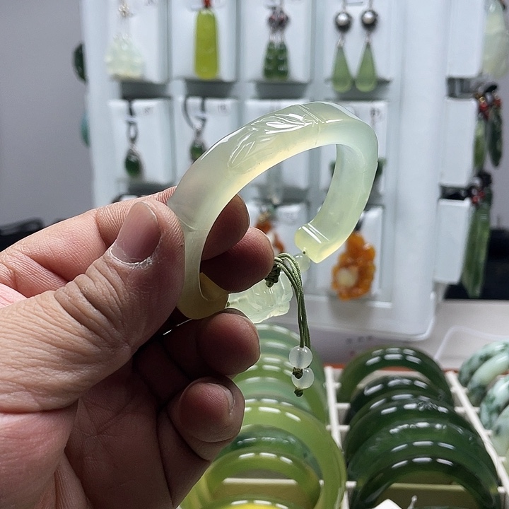 蛇纹石玉手镯未镶嵌格*！