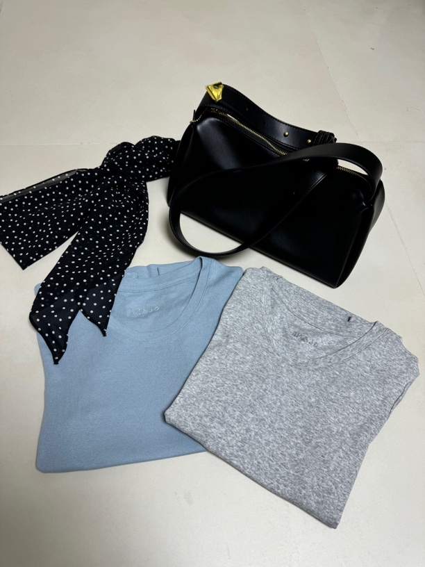 简约百搭U领显瘦T恤