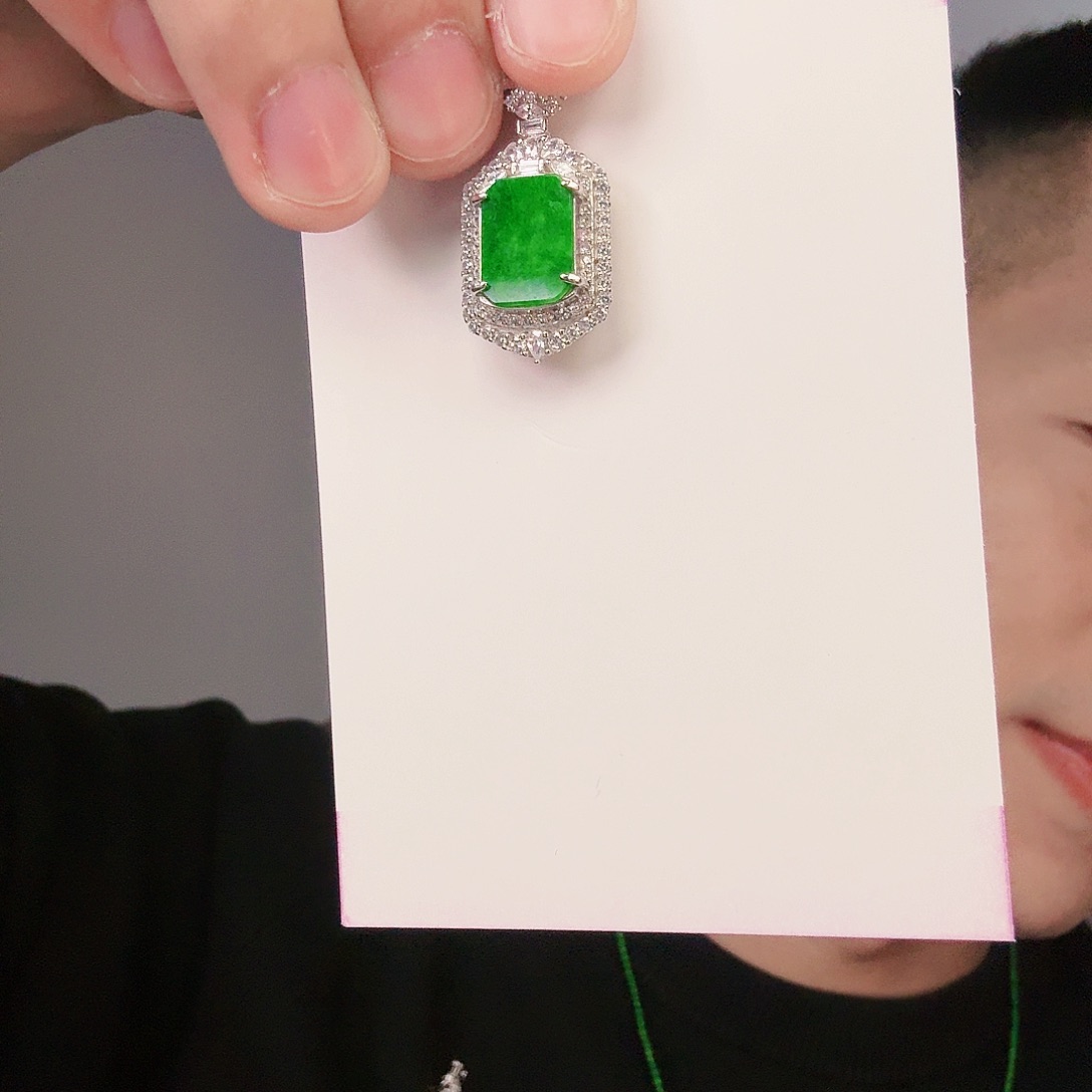 翡翠颈饰未镶嵌一件