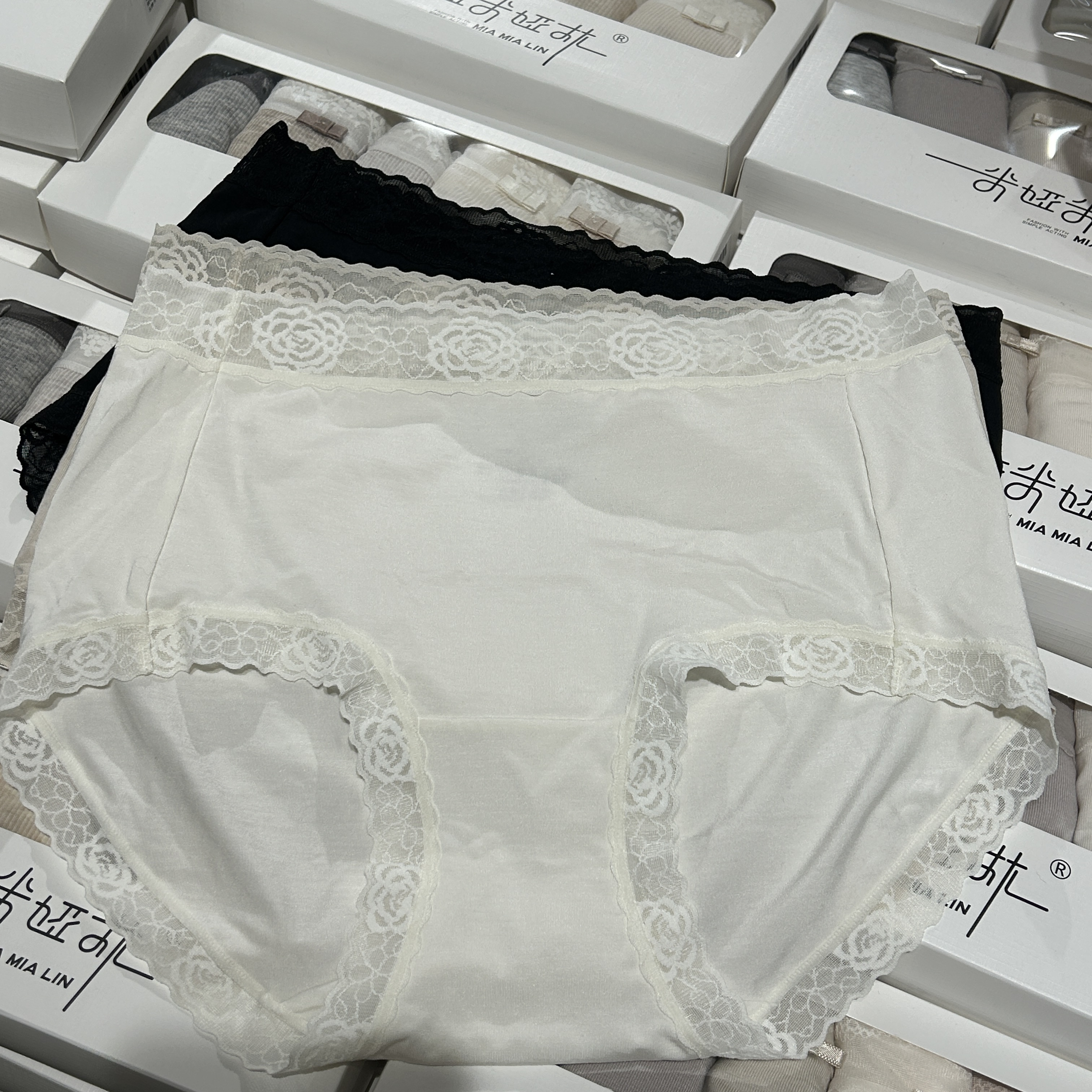 玫瑰之恋/莫代尔透气亲肤包臀女中高腰三角蕾丝内裤柔软舒适抑菌