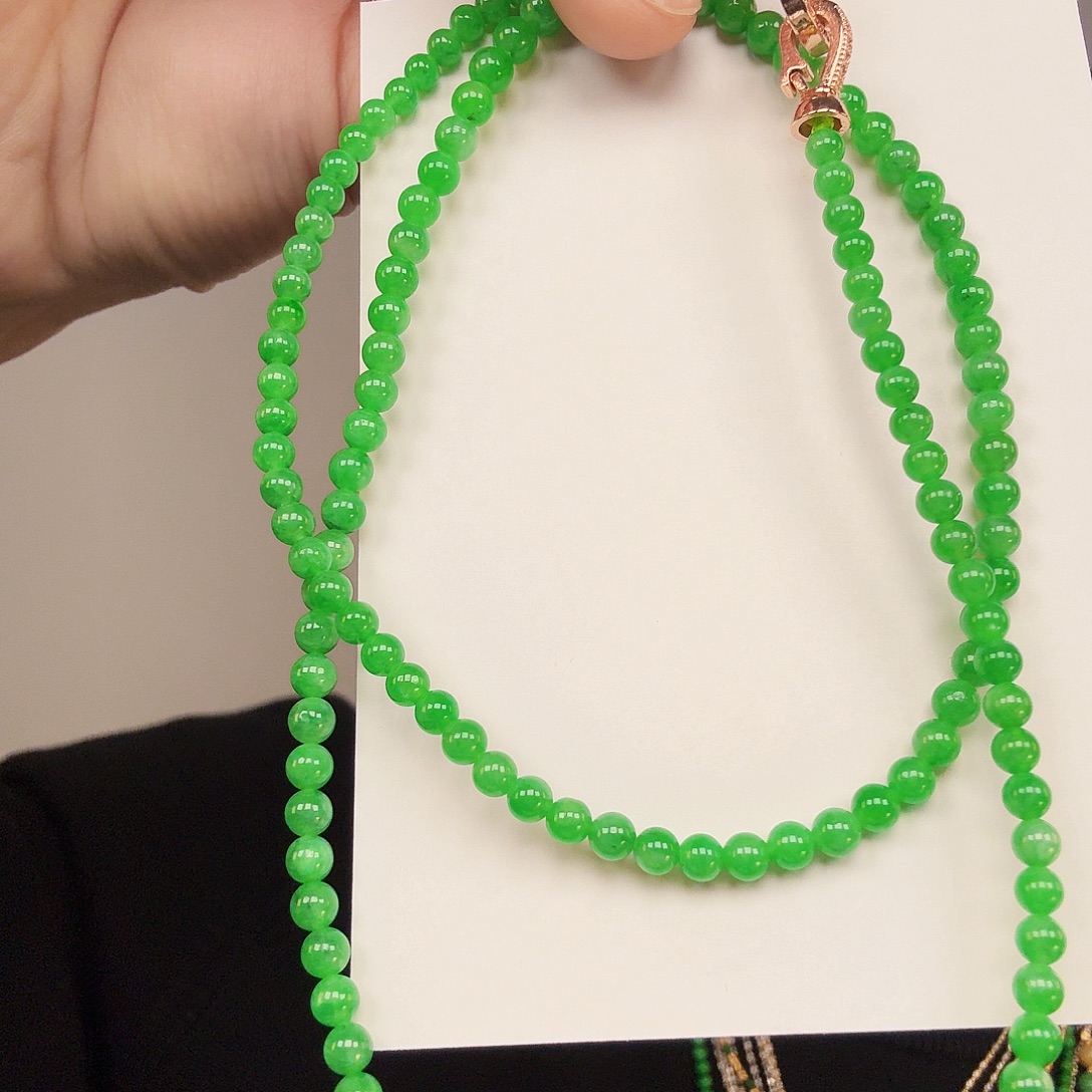 翡翠未镶嵌颈饰一件