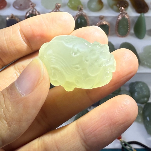 高端精品和田玉青海料高冰起起荧光貔貅吊坠 