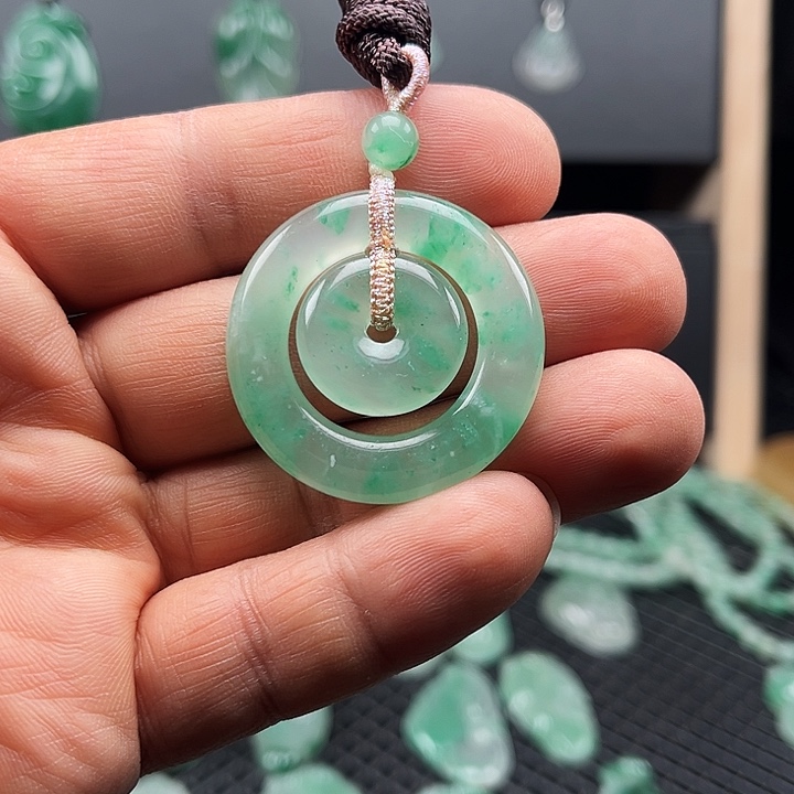 石英质玉（非洲翠）未镶嵌颈饰