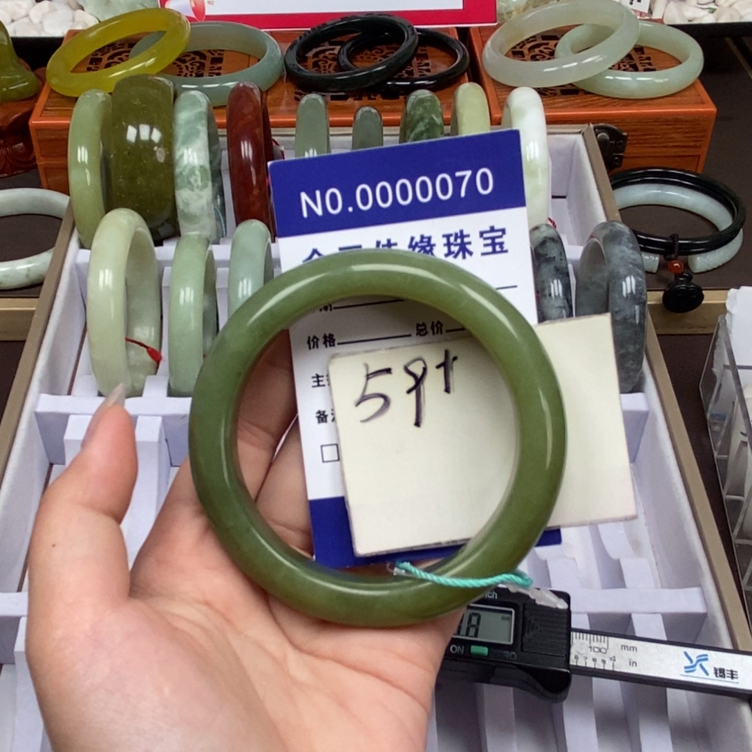 蛇纹石玉未镶嵌手镯