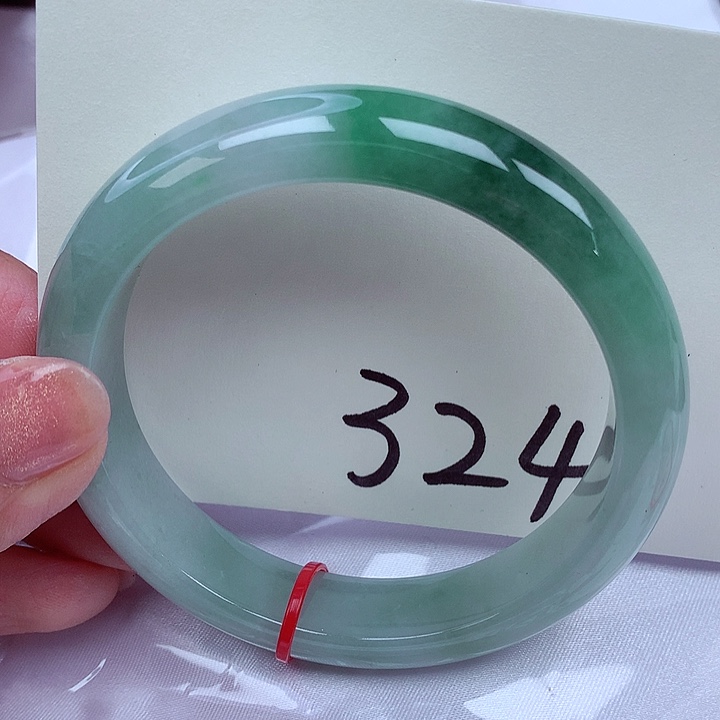 翡翠手镯未镶嵌翡翠