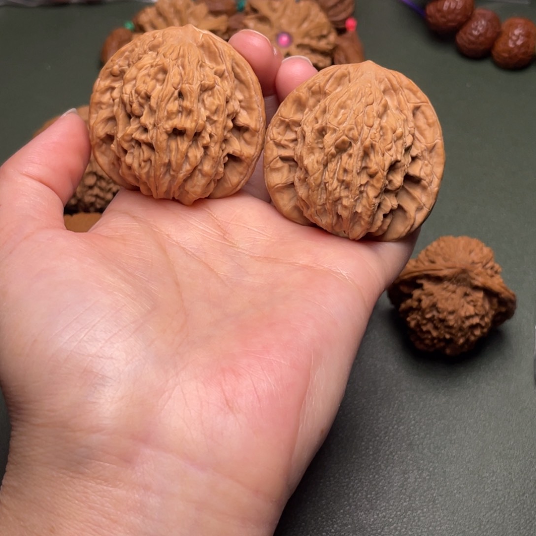 文玩核桃吊坠虎头