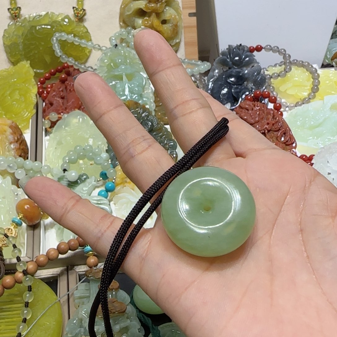 未镶嵌蛇纹石玉吊坠