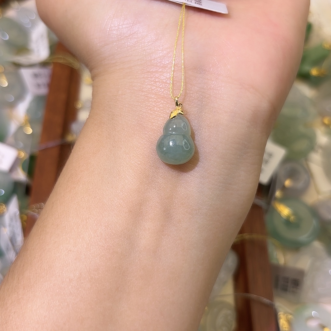 翡翠18K金镶嵌颈饰葫芦