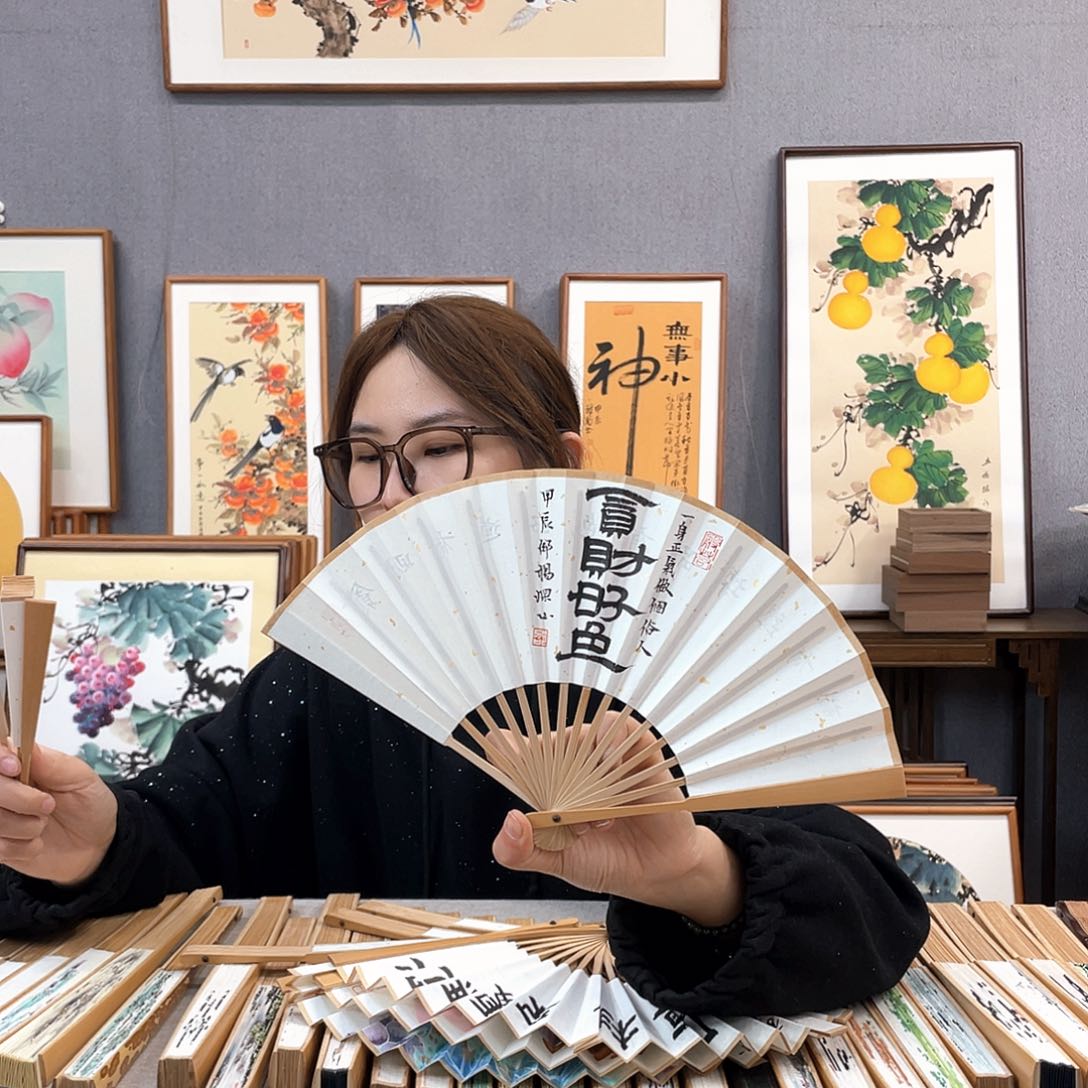 国画6寸玉竹-纯手绘-文玩扇骨（默认粘好）贪财好色