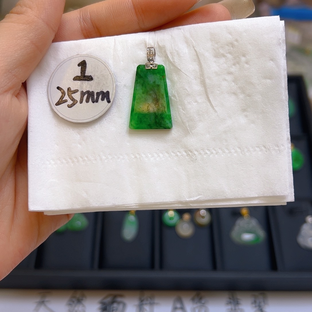 翡翠颈饰18K金镶嵌翡翠