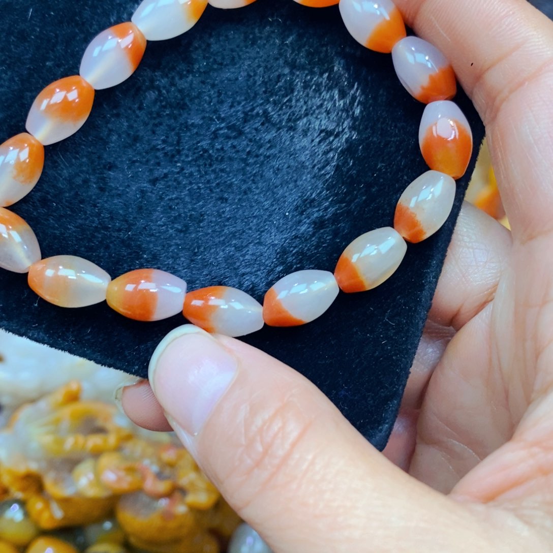 未镶嵌石英质玉（黄龙玉）颈饰