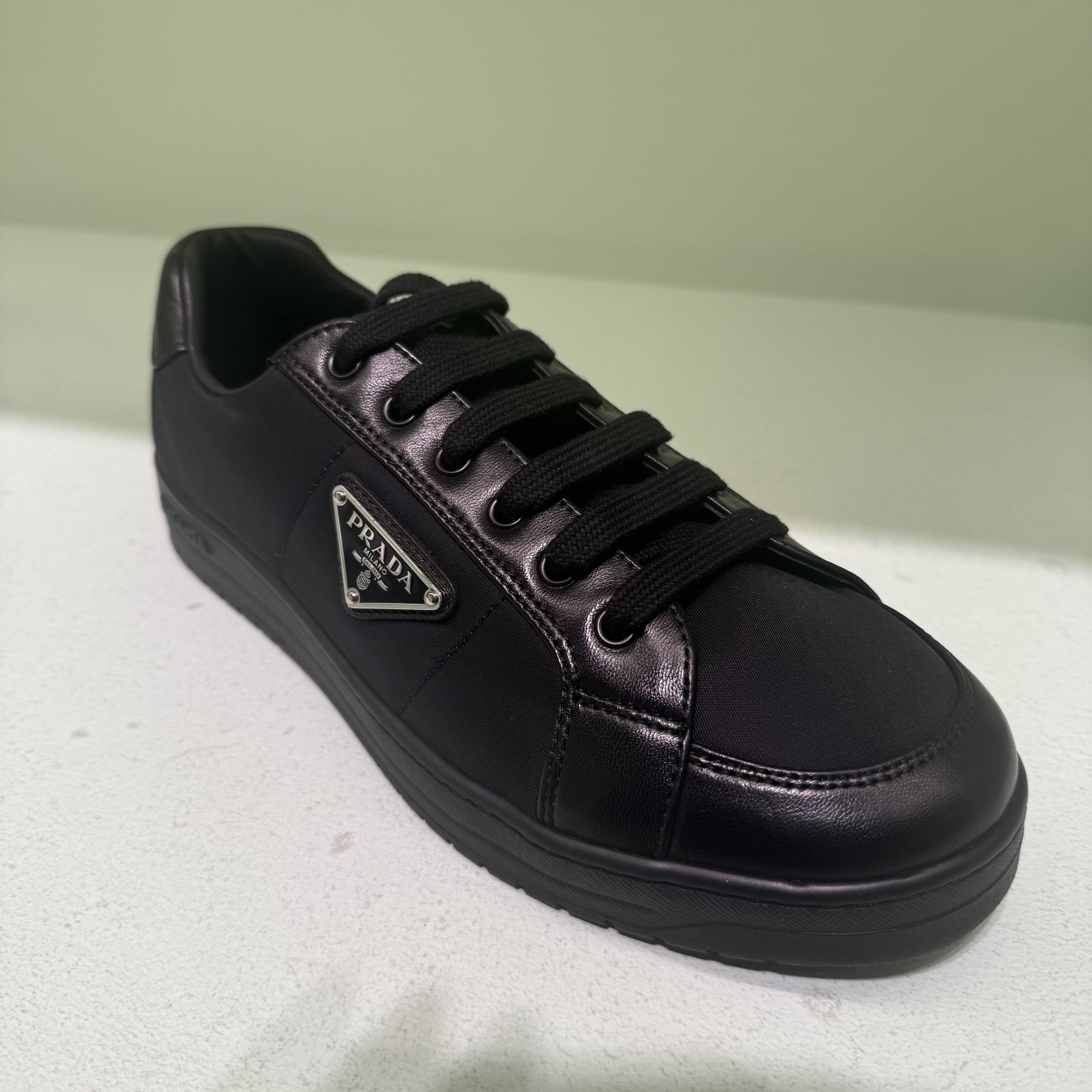 【巴黎直邮】Prada普拉达男鞋黑色系带倒三角标时尚板鞋平底鞋2EE39