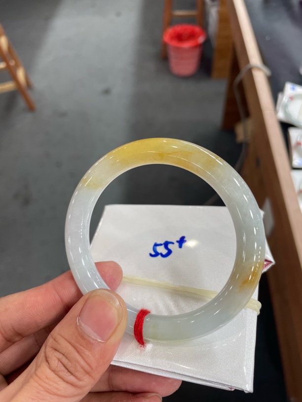 翡翠手镯未镶嵌翡翠
