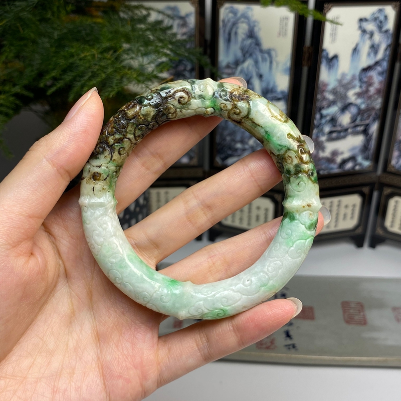 58老料飘绿沁色复古祥云节节高升竹节雕花手镯 天然翡翠A货手镯