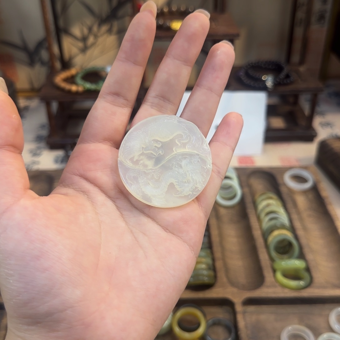 蛇纹石玉颈饰合金