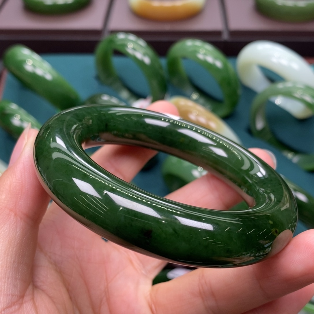 和田玉（碧玉）未镶嵌手镯