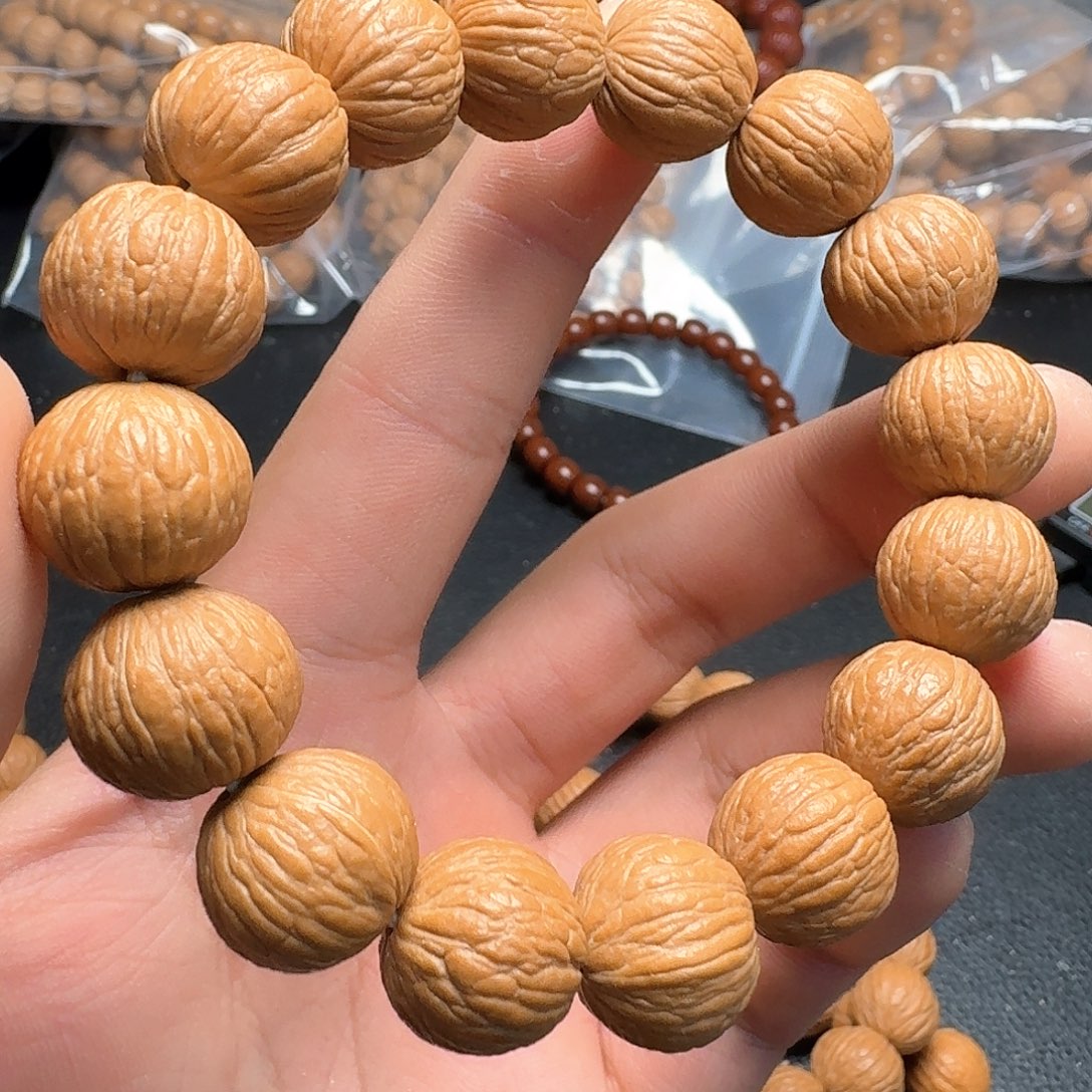 猴头核桃吊坠凤羽