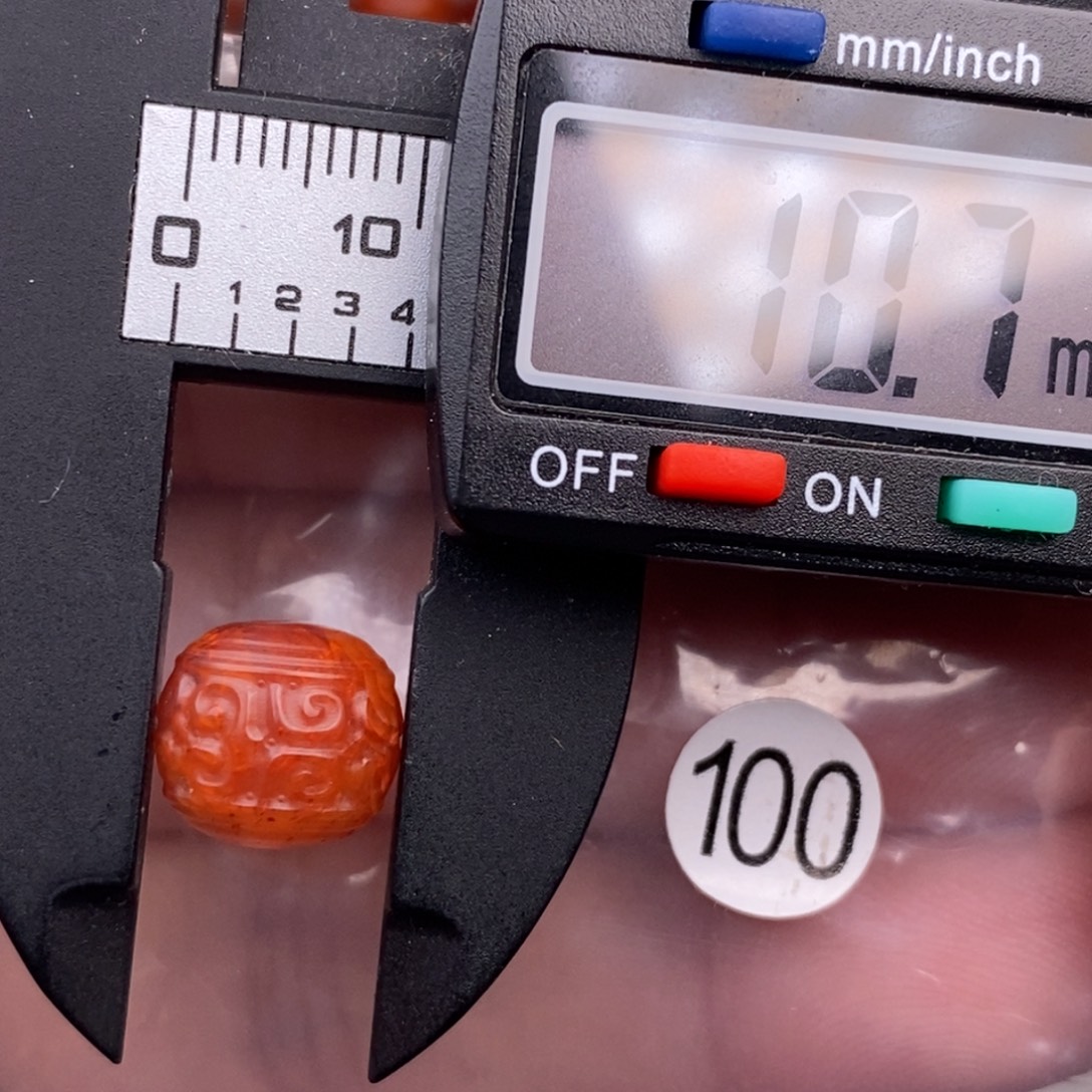 南红玛瑙未镶嵌配饰有瑕疵