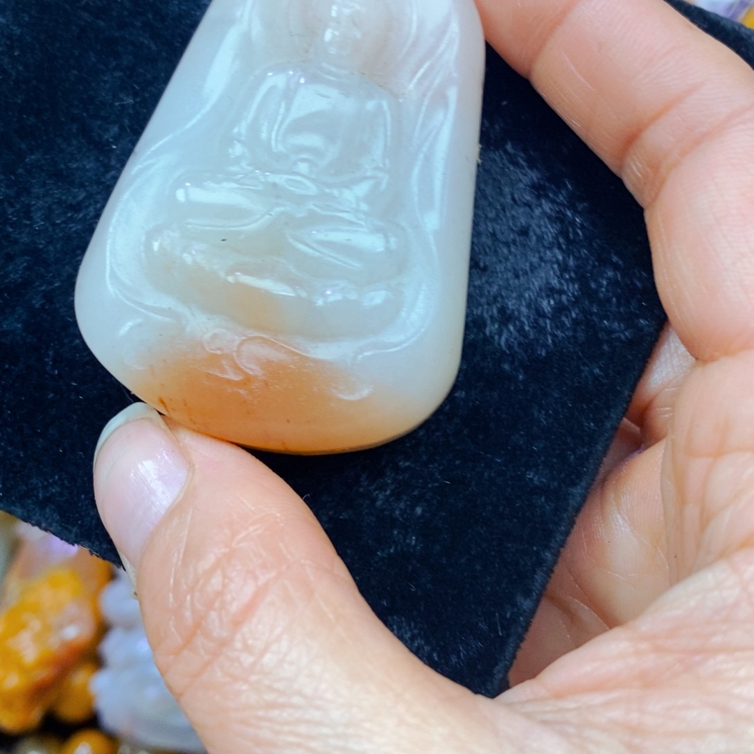 未镶嵌石英质玉（黄龙玉）颈饰