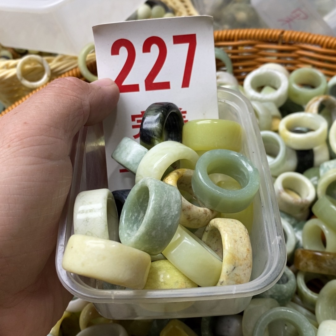 蛇纹石玉挂坠未镶嵌