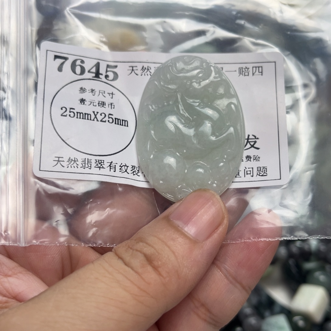 翡翠未镶嵌颈饰7645