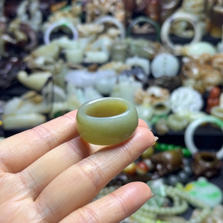 和田玉未镶嵌戒指