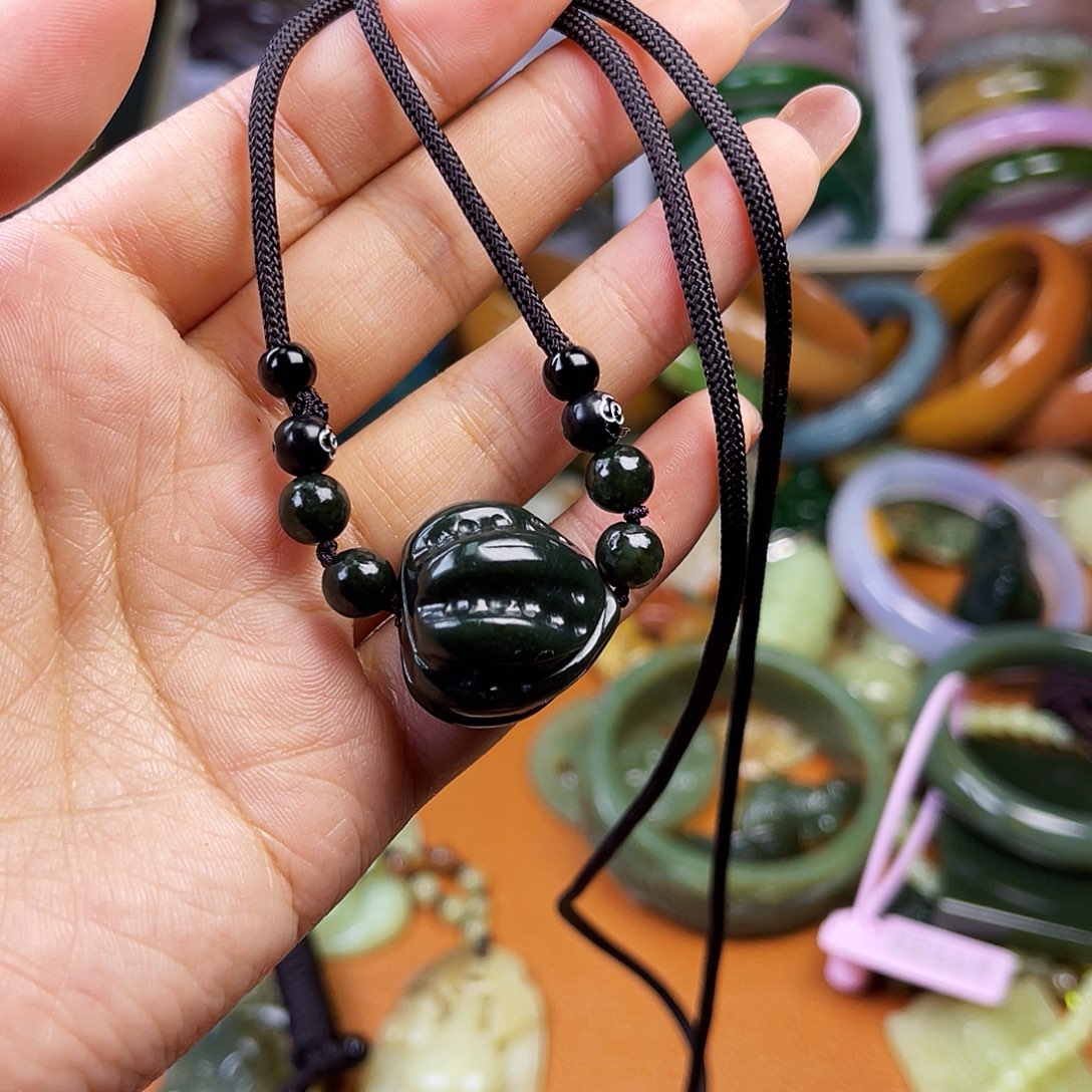 颈饰未镶嵌和田玉