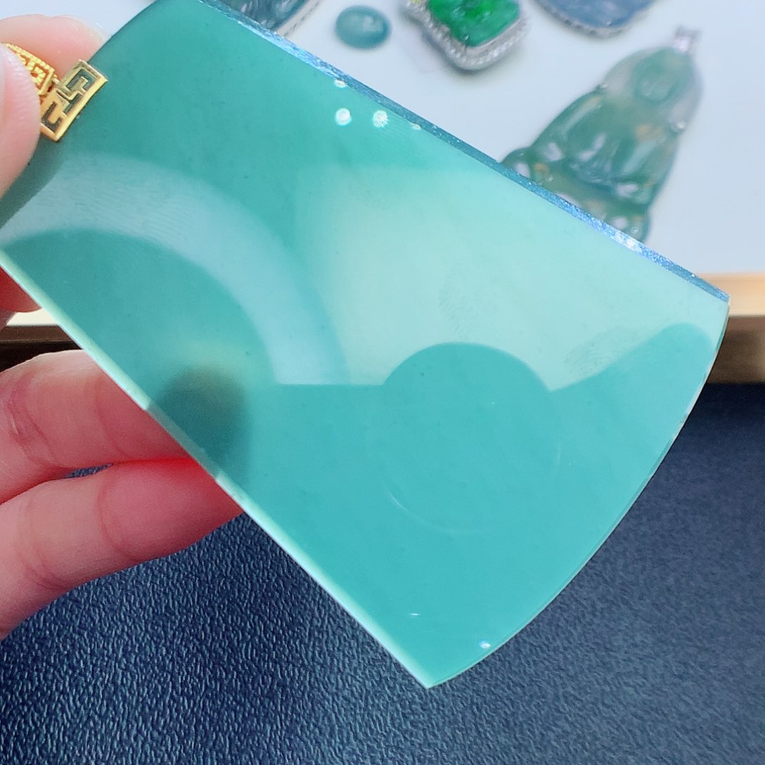 翡翠颈饰18K金镶嵌朝**界翡翠