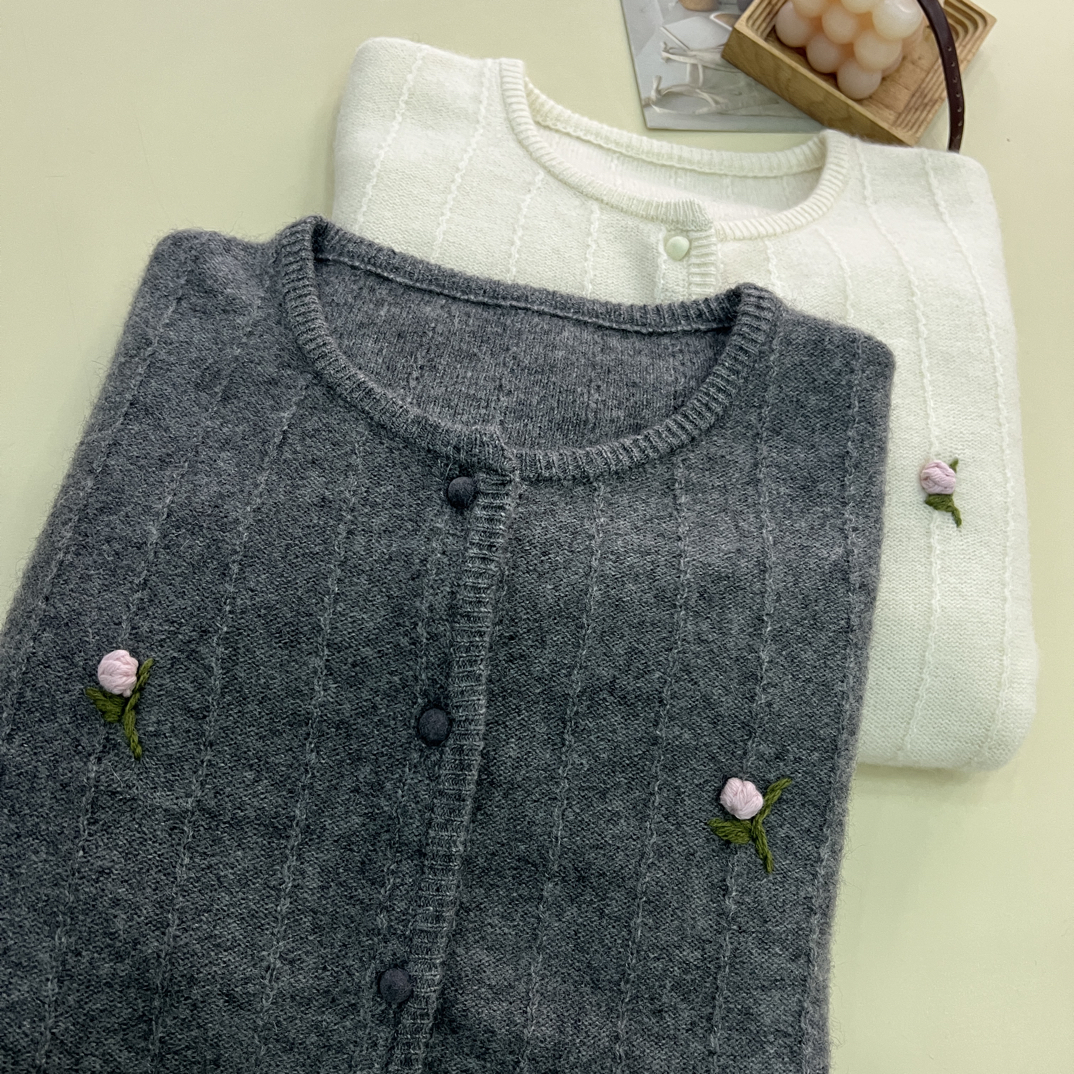 绒品 韩系刺绣小花圆领小香开衫针织衫