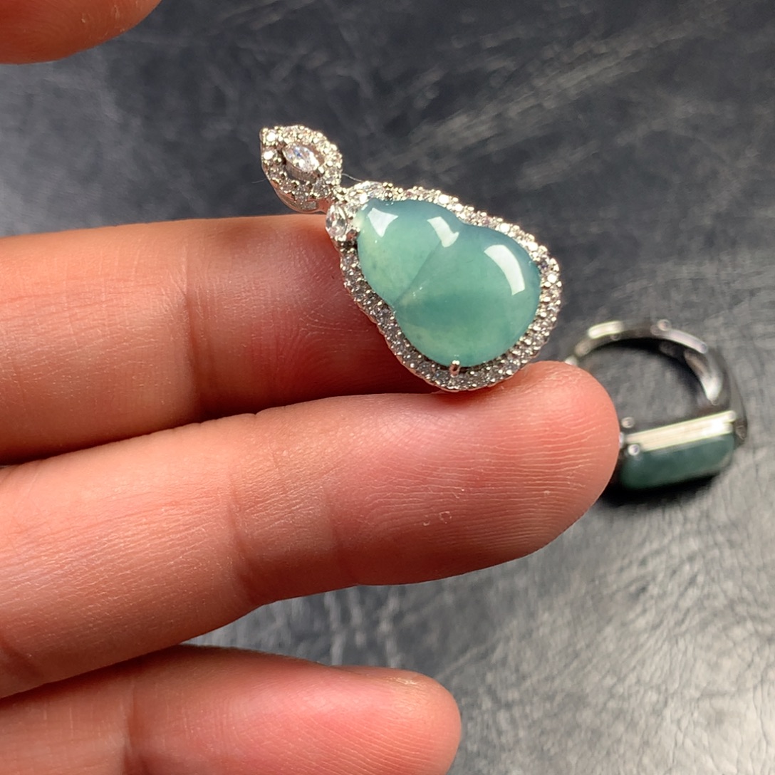 翡翠未镶嵌颈饰葫芦