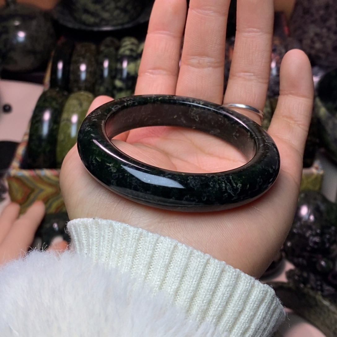 朱***艳蛇纹石玉未镶嵌项链