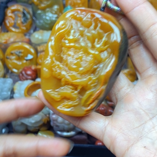 石英质玉（黄龙玉）未镶嵌颈饰