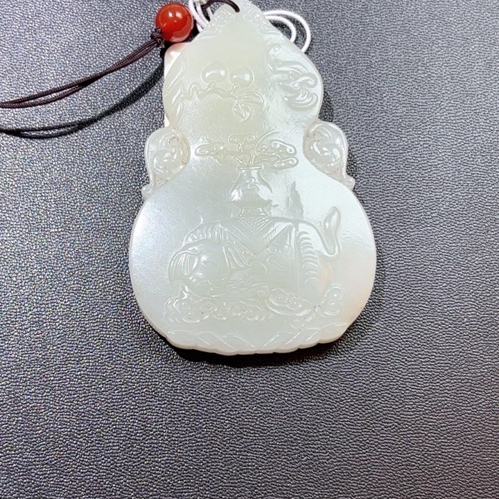 米***色未镶嵌和田玉挂件