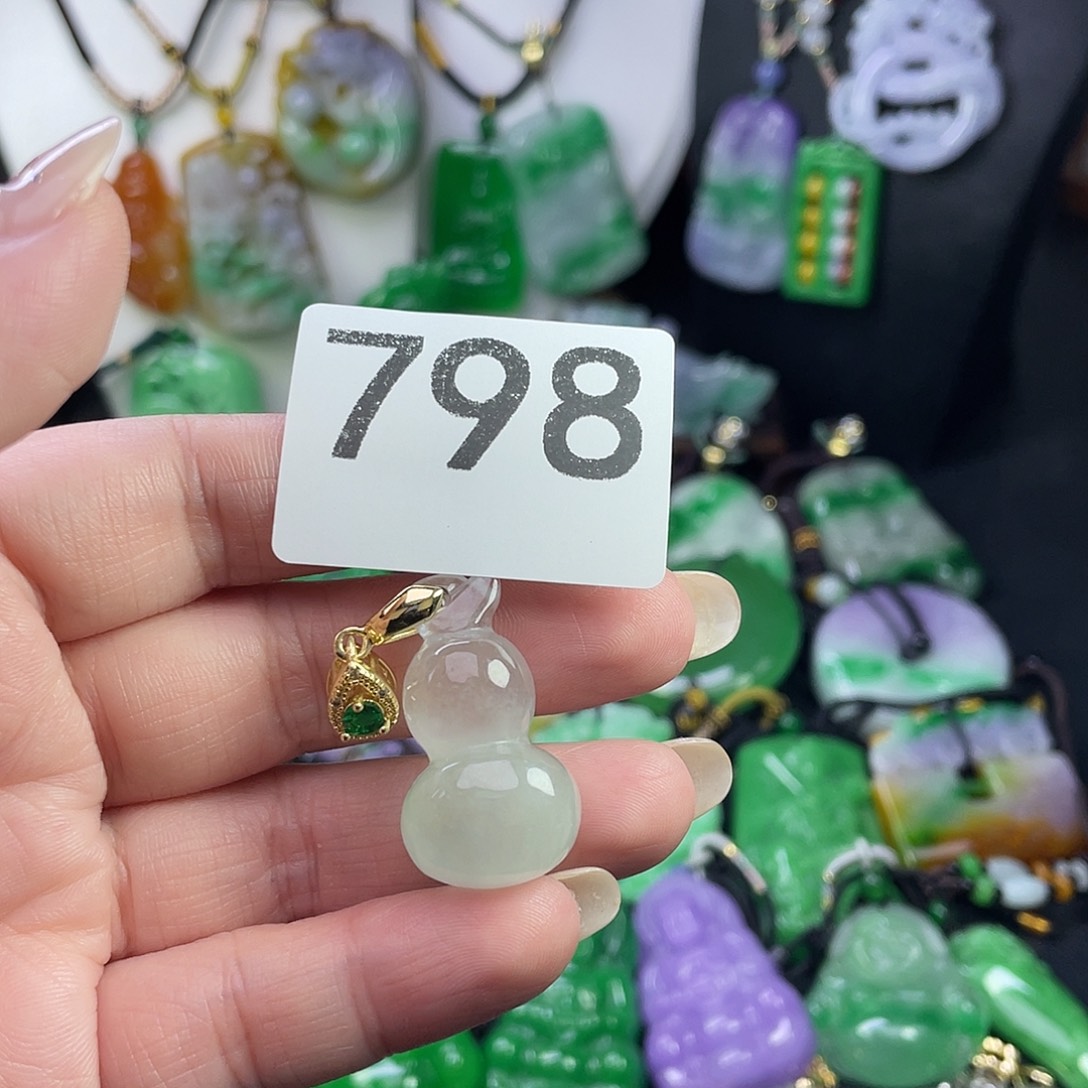 翡翠未镶嵌吊坠(赠链)