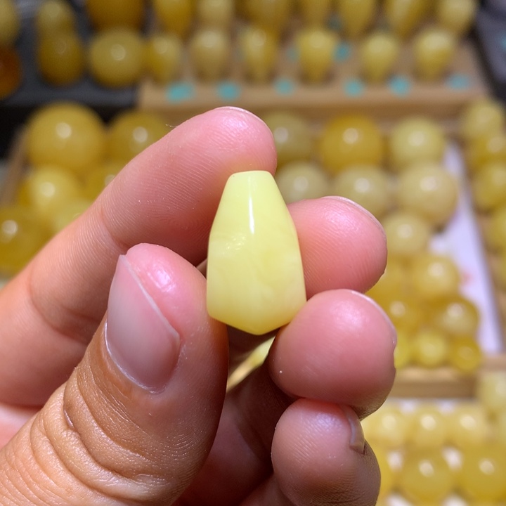 蜜蜡裸石未镶嵌天然俄料浓白蜡鲨鱼背三通10.6