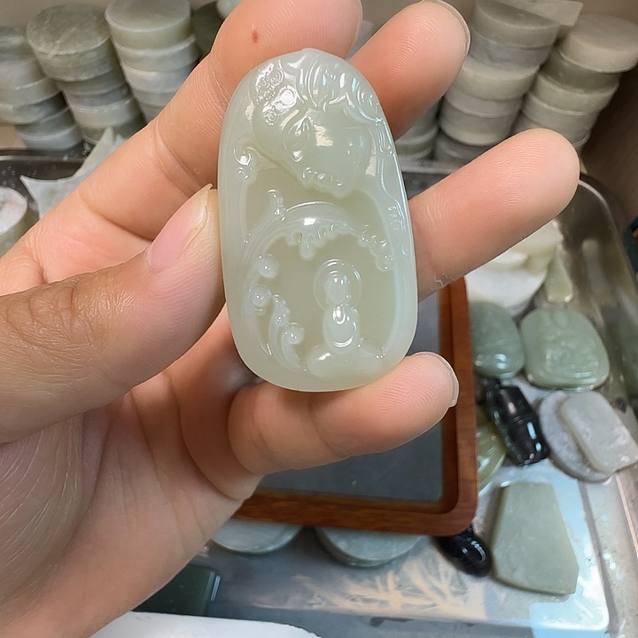 新***竹和田玉未镶嵌颈饰