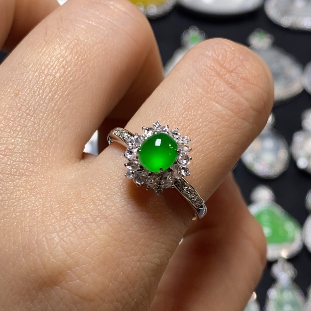 翡翠戒指18K金镶嵌蛋面