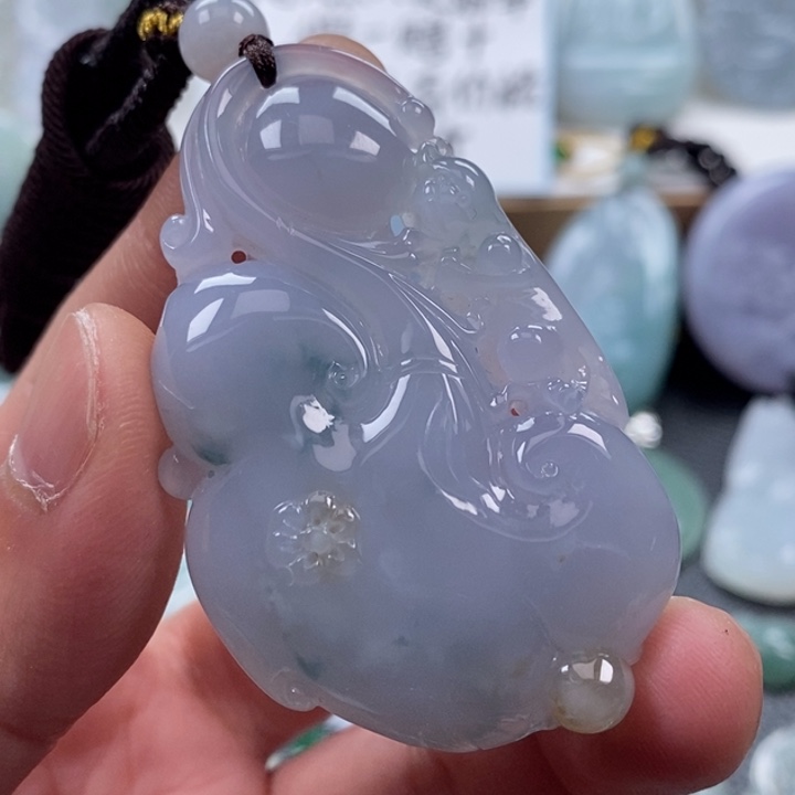 翡翠颈饰未镶嵌激***年翡翠