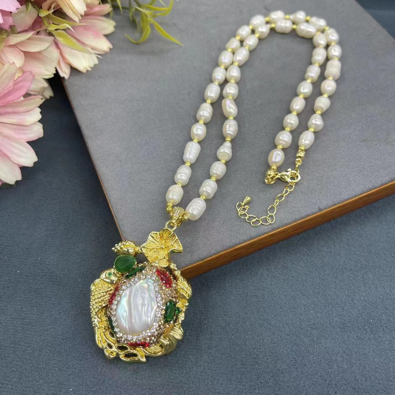 钛钢仿珍珠项链 锦鲤戏莲花项链合金