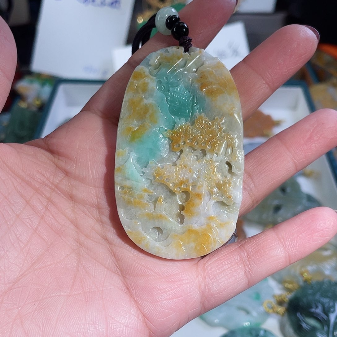 翡翠颈饰未镶嵌翡翠山