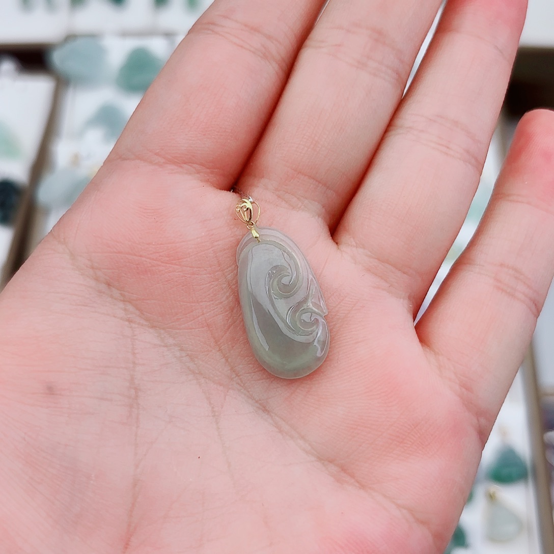 翡翠颈饰18K金镶嵌如意