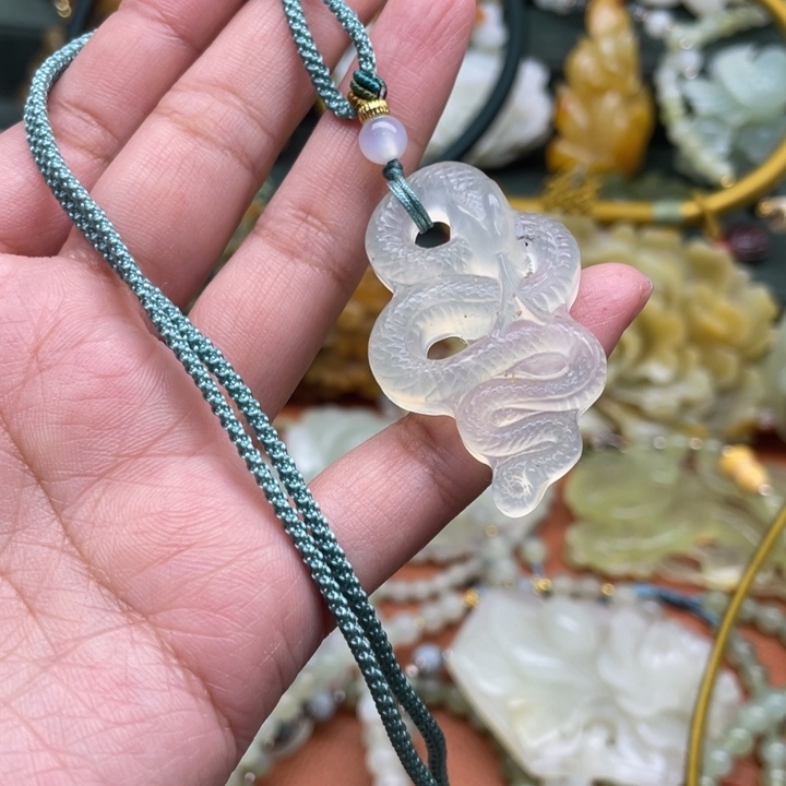 蛇纹石玉吊坠合金