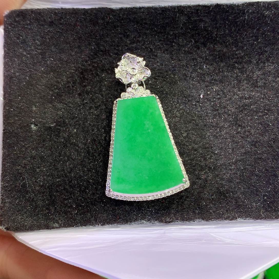 翡翠18K金镶嵌吊坠(赠链)